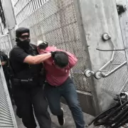 Dudan de la peligrosidad del grupo que exhibi� armas y profiri� amenazas a Bullrich y Pullaro