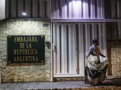La legaci�n argentina se encuentra bajo un constante asedio las 24 horas. Te lo mostramos.