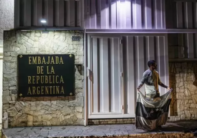 La legaci�n argentina se encuentra bajo un constante asedio las 24 horas. Te lo mostramos.