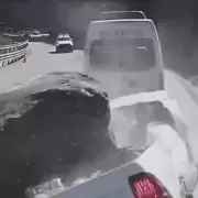 Per�: les cay� una roca gigante sobre su camioneta y los aplast�