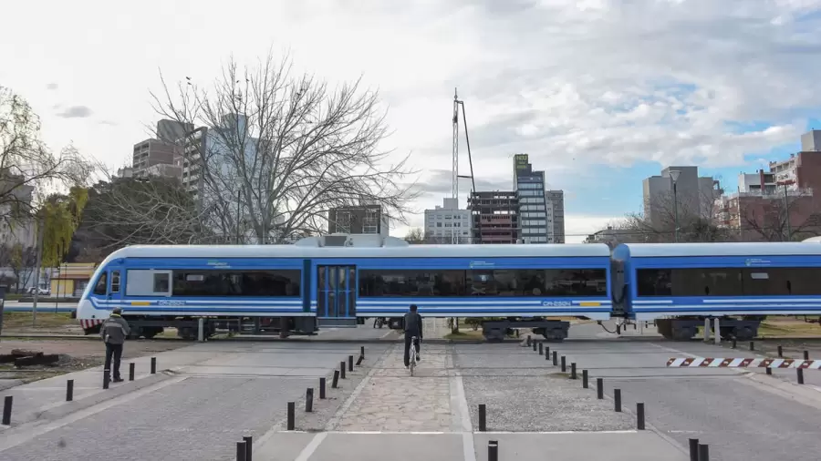 Para hacer el recorrido Ciudad - Aeropuerto, un taxi supone un gasto de $15.000. El tren acerca al viajero por 470 pesos.