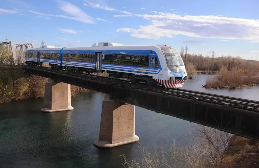 En total, el ferrocarril hace un recorrido de 17 kil�metros, dividido en ocho estaciones. El tramo total insume unos 45 minutos de viaje.