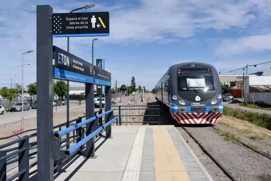 Este ferrocarril funciona solo los d�as de semana, y circula a una velocidad promedio de 30 km/h.