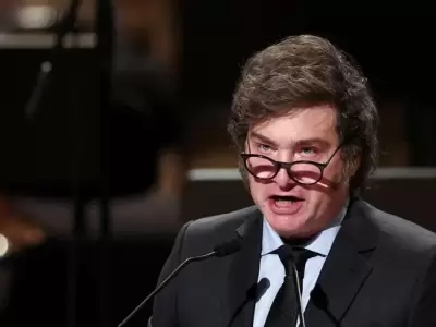 "Soy un workaholic, me levanto y voy al escritorio a trabajar", supo confesar Javier Milei sobre su actividad laboral.