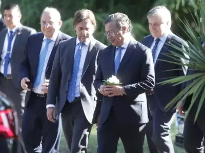 Lacalle Pou le regal� un jazm�n a su par colombiano como se�al de cordialidad.