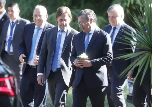 Lacalle Pou le regal� un jazm�n a su par colombiano como se�al de cordialidad.