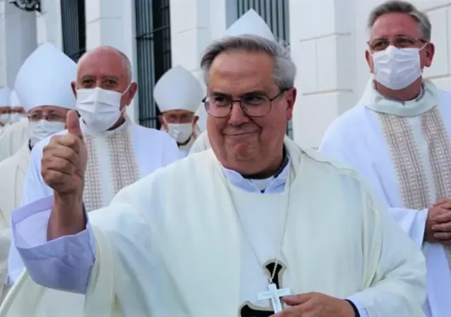 �ngel Rossi, arzobispo de C�rdoba.