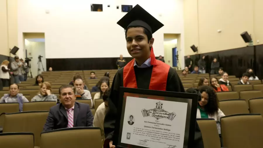 Momento de su graduaci�n. Su mam�, Sandra, hizo todo lo posible para que Ian llegara a ser lo que hoy es.