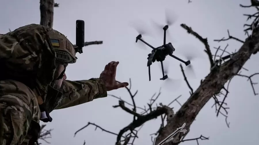 Un dron a punto de acercarse a un soldado ucraniano.