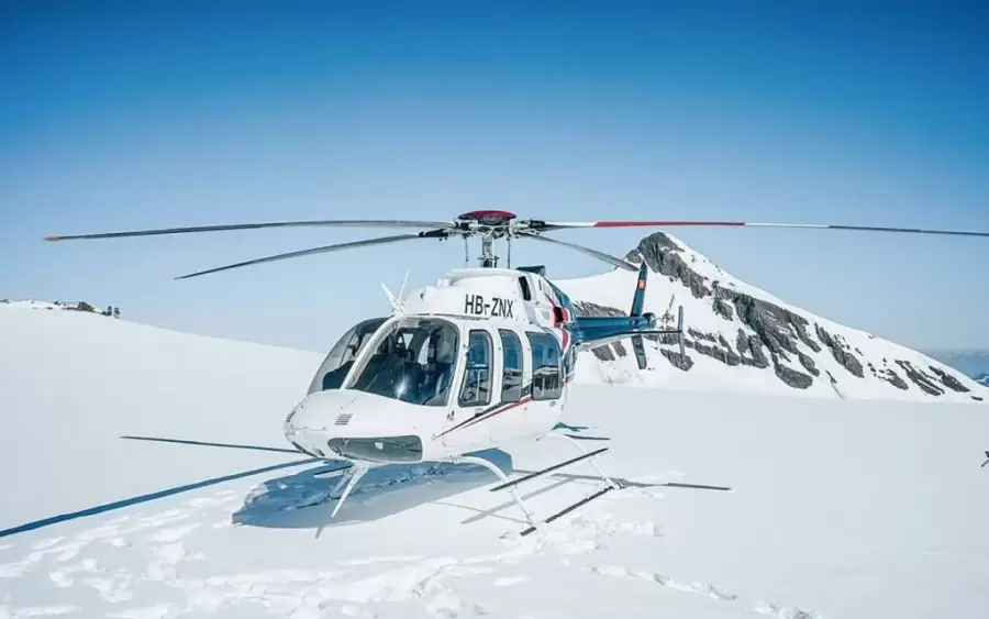 Un Bell 407 GXi adaptado para uso civil en Alta Monta�a.