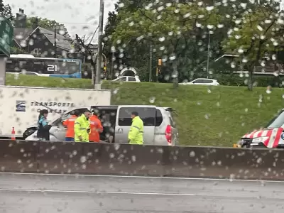 Los polic�as asist�an a las v�ctimas de un choque en la Ruta 9, a la altura de Ramallo.