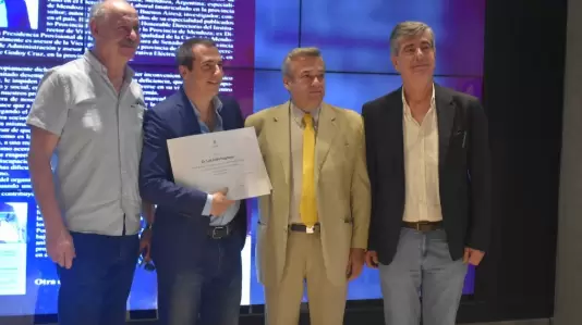 Luis Magnaghi, acompa�ado por los legisladores petristas Ra�l Villach, Alberto L�pez y Oscar Sevilla.