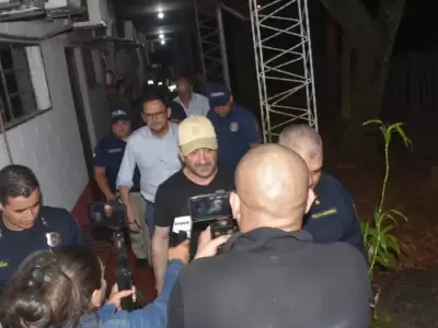 Momento en que las fuerzas policiales identifican al senador Edgardo Kueider.