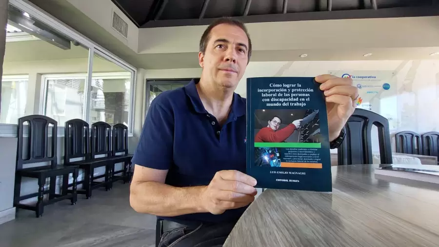 El abogado da detalles sobre el libro "C�mo lograr la incorporaci�n y protecci�n laboral de las personas con discapacidad en el mundo del trabajo"/