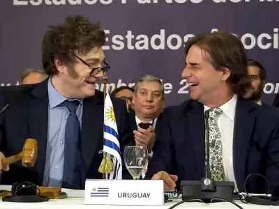 Milei recibi� el martillo de manos de Lacalle Pou