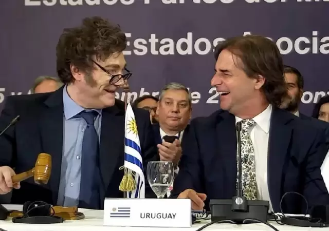 Milei recibi� el martillo de manos de Lacalle Pou