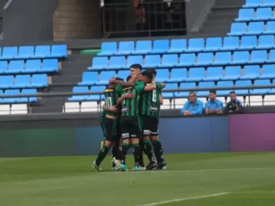 El festejo del primer gol del Verdinegro