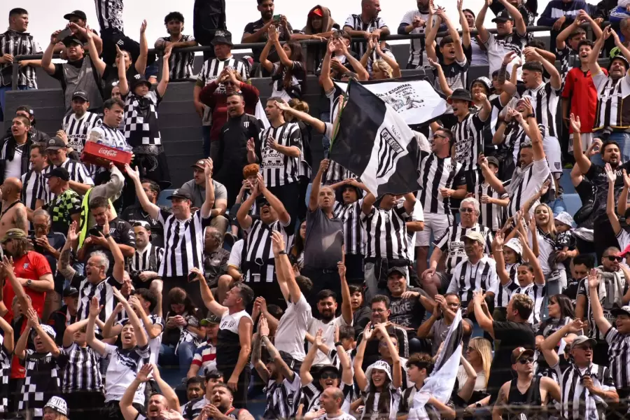 La hinchada le puso colorido a la definici�n