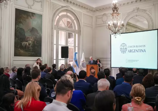 D�a Internacional del Voluntario y 30 aniversario de la destacada misi�n de Cascos Blancos.
