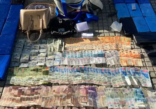 Coca�na, pesos y d�lares fueron encontrados en el interior del auto donde viajaba la familia de narcotraficantes.