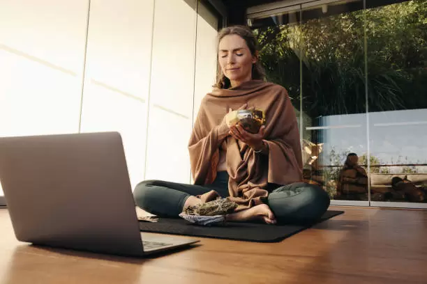 Persona meditando.