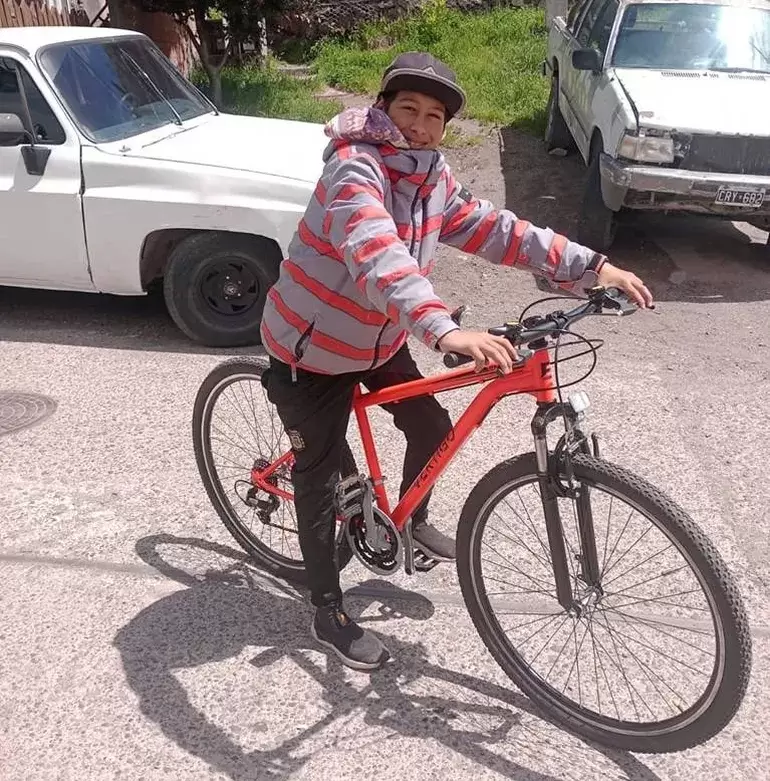 Mateo trepado a su regalo m�s preciado: la bici que Scaloni gestion� para �l.