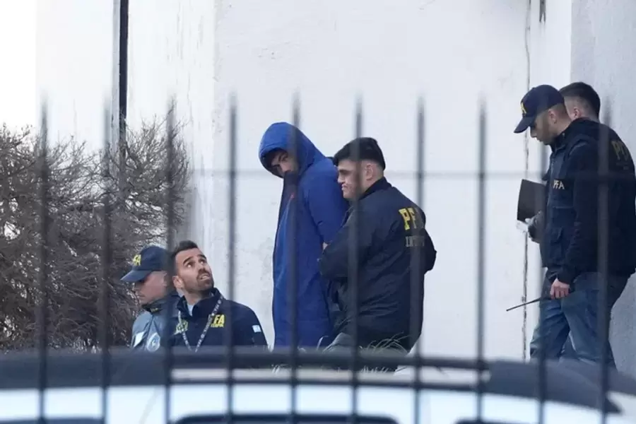 Momento en que retiraban a los jugadores desde la ciudad de Mendoza.
