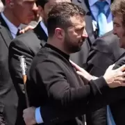 Zelenski, con los dos pulgares arriba al primer a�o de Milei