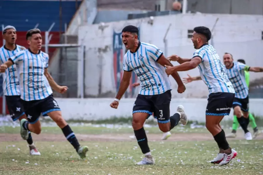 El festejo de Nicol�s Chac�n tras marcar el gol