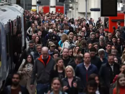 Pasajeros en la estaci�n Waterloo, en Londres, junto a uno de los pocos trenes que operaban el 8 de abril de 2024, durante una huelga de maquinistas.