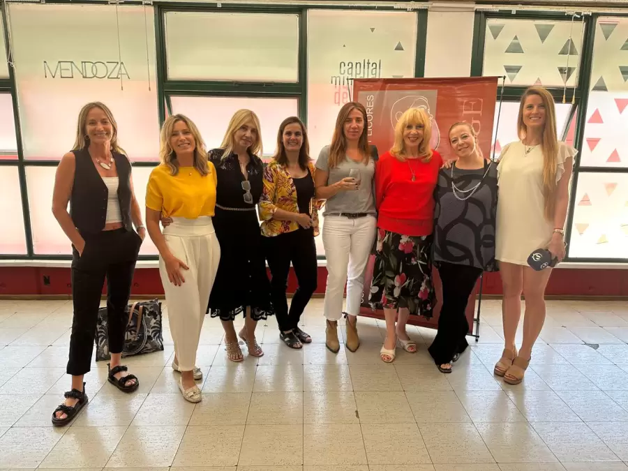 La enóloga Estela Perinetti junto a las periodistas Alicia Sisteró, Claudia Farina, Inés Ai , Florencia Da Souza, Lila Levinson, Lourdes Di Silvestri