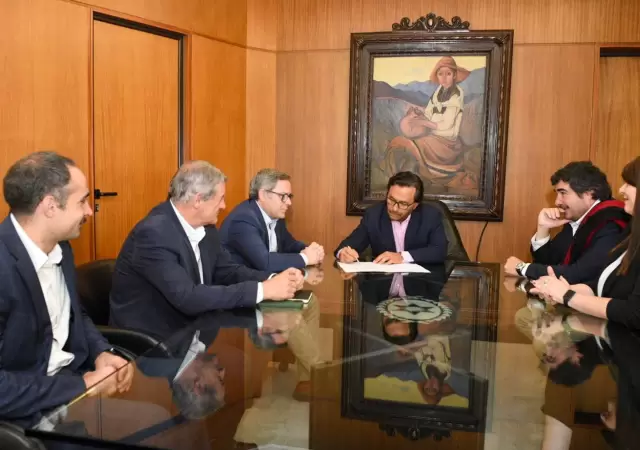 Gustavo S�enz, gobernador de Salta, con representantes de R�o Tinto.
