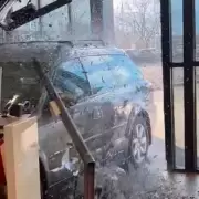Impresionante video de un cliente que protesta contra una concesionaria de autos