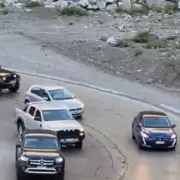 �Imprudentes al volante! Conductores desaf�an la seguridad en Los Caracoles chilenos
