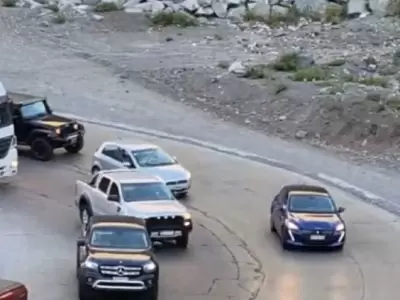 �Imprudentes al volante! Conductores desaf�an la seguridad en Los Caracoles chilenos