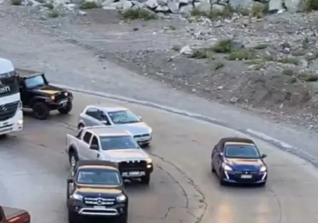 �Imprudentes al volante! Conductores desaf�an la seguridad en Los Caracoles chilenos