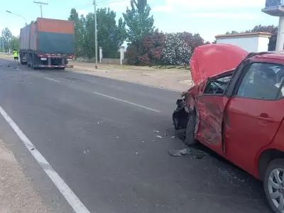 Impactante colisi�n en Maip�: un cruce de carril dej� a un joven en estado cr�tico