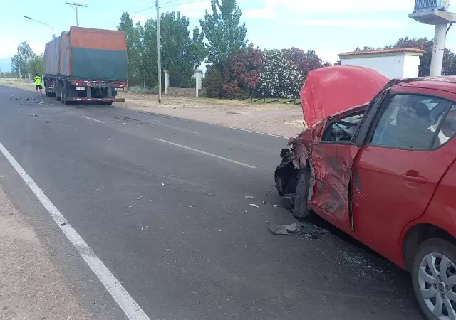 Impactante colisi�n en Maip�: un cruce de carril dej� a un joven en estado cr�tico