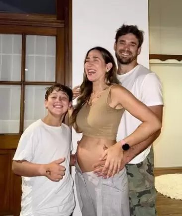 Jimena, Momo y Mat�as felices con el anuncio de la llegada del beb�