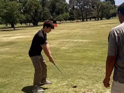 Franco Colapinto lleg� a la Argentina y practic� golf