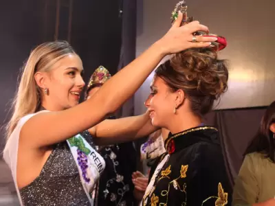 Julieta Bosquet coronando a Yael Palazzo.