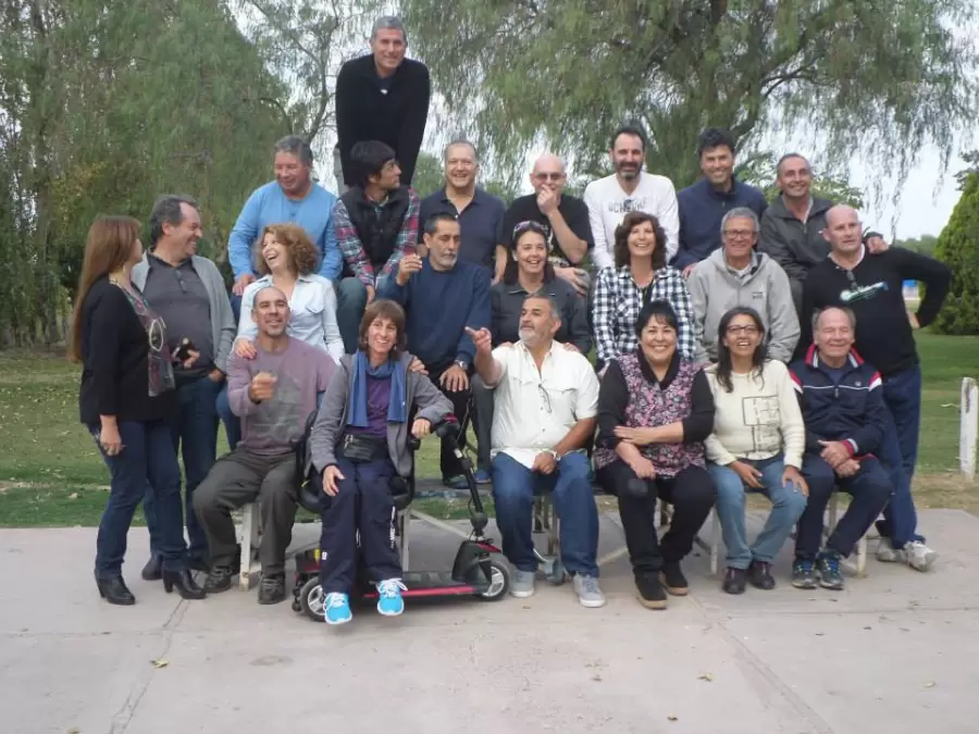 Con sus compa�eros de YPF a�os despu�s