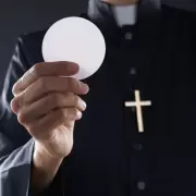 De la iglesia al supermercado: un sacerdote fue sorprendido robando