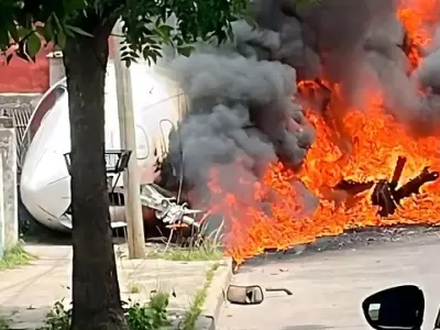 El avi�n se estrell� al aterrizar contra dos casas.