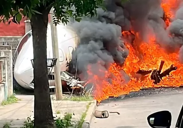 El avi�n se estrell� al aterrizar contra dos casas.