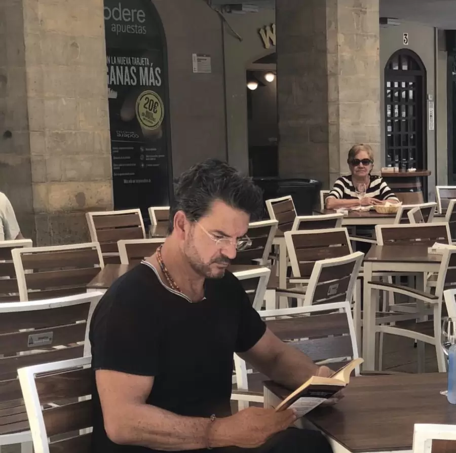 Los "junket" (reuni�n de periodistas y referentes del espect�culo) lo cansaron: Arjona se viene en formato IA.
