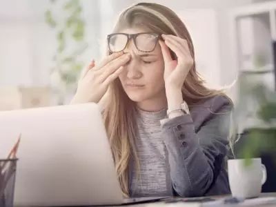 La luz azul de las pantallas puede penetrar en la retina y causar un da�o oxidativo en las c�lulas.