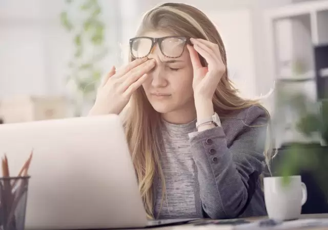 La luz azul de las pantallas puede penetrar en la retina y causar un da�o oxidativo en las c�lulas.