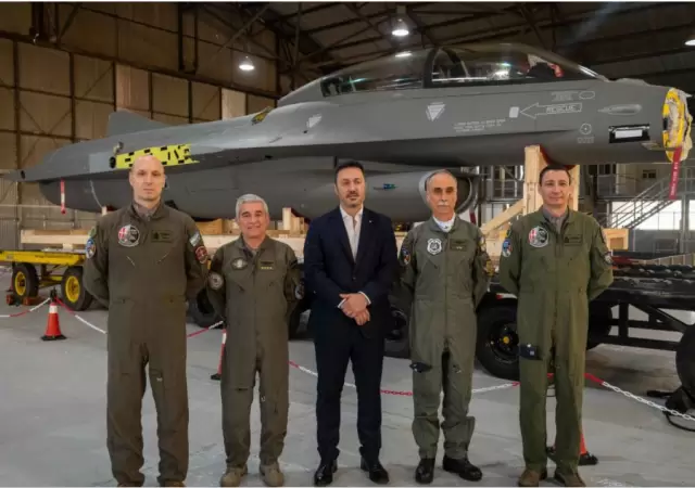 El primer caza multirol lleg� desde Dinamarca a la Base A�rea de Tandil.