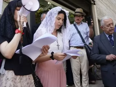 Numerosas personas se unieron en un "rezo colectivo" a las puertas de la productora Olga, en Palermo.